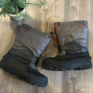BOYS COLUMBIA WATERPROOF SNOW BOOTS BLACK AND GRAY SIZE 5